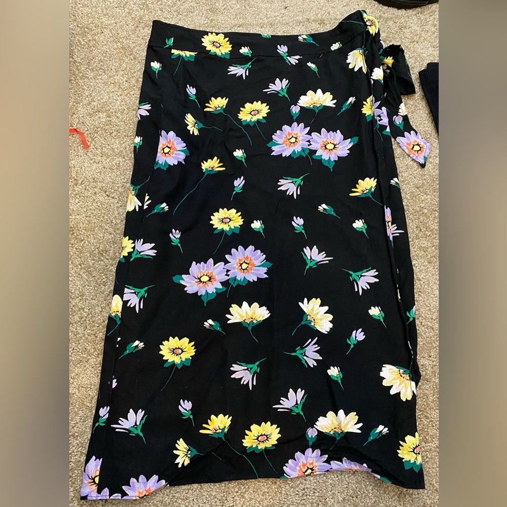 LOFT Wrap Skirt Black Floral size 10